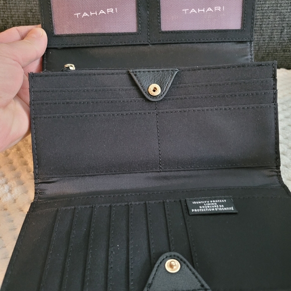 TAHARI RFID wallet brand new - Picture 2 of 6
